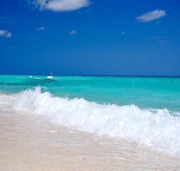 Иногда больше хочется слушать шум моря, чем людей🌊