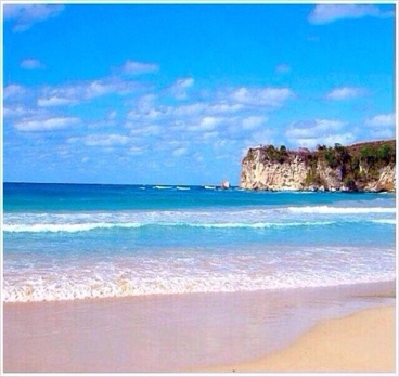 Один из самых красивых и нетронутых пляжей Macao Beach (пляж Макао).
Пляж расположен вдоль восточного побережья Доминиканской Республики.
Он идеально подходит для тех, кто любит уединение и не любит большое количество туристов и оживленных мест.