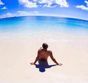 Ах, если бы кто нибудь придумал, как сохранить воспоминания, запереть их во флакон, как духи. Чтобы они никогда не выдыхались. Никогда не потускнели. А когда тебе захочется, вынешь пробку - и заново переживешь тот миг.