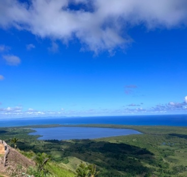 <p>#Гора #Redonda одно из самых красивейших мест в #Доминиканской #Республике, с одной стороны вы увидите горный хребет восточных #Кордильер, а с другой #Лагуны, #Океан и полуостров #Самана 
Подъём на гору занимает всего 10 минут, но зато какие виды 😍<p>