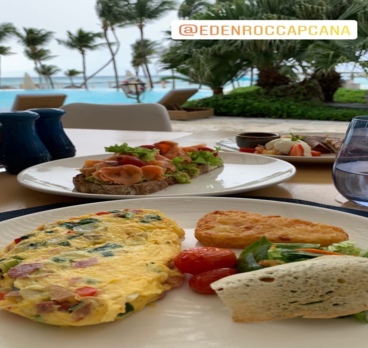 <p>Доброе вкусное утро в Доминикане 🍉🍌🍍🥑
Пусть Ваше утро начинается с солнца и моря, радостных мыслей и чувства блаженства, вкусного завтрака и спокойствия, что никуда не надо спешить 🌴☀️<p>
