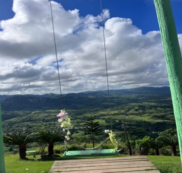 <p>#Гора #Redonda одно из самых красивейших мест в #Доминиканской #Республике, с одной стороны вы увидите горный хребет восточных #Кордильер, а с другой #Лагуны, #Океан и полуостров #Самана 
Подъём на гору занимает всего 10 минут, но зато какие виды 😍<p>