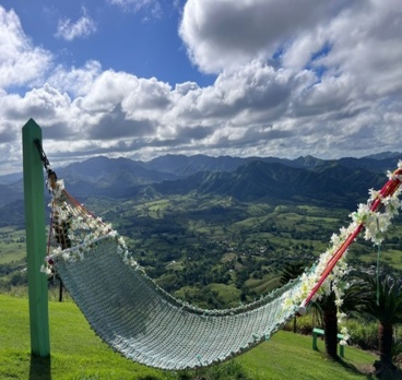<p>#Гора #Redonda одно из самых красивейших мест в #Доминиканской #Республике, с одной стороны вы увидите горный хребет восточных #Кордильер, а с другой #Лагуны, #Океан и полуостров #Самана 
Подъём на гору занимает всего 10 минут, но зато какие виды 😍<p>