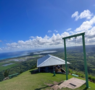 <p>#Гора #Redonda одно из самых красивейших мест в #Доминиканской #Республике, с одной стороны вы увидите горный хребет восточных #Кордильер, а с другой #Лагуны, #Океан и полуостров #Самана 
Подъём на гору занимает всего 10 минут, но зато какие виды 😍<p>