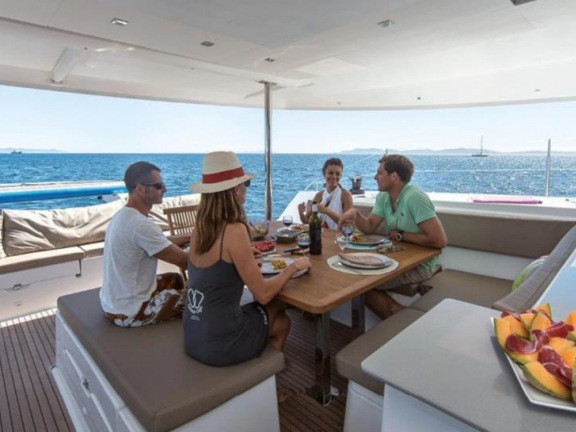 Катамаран HAPPY HOURS 44